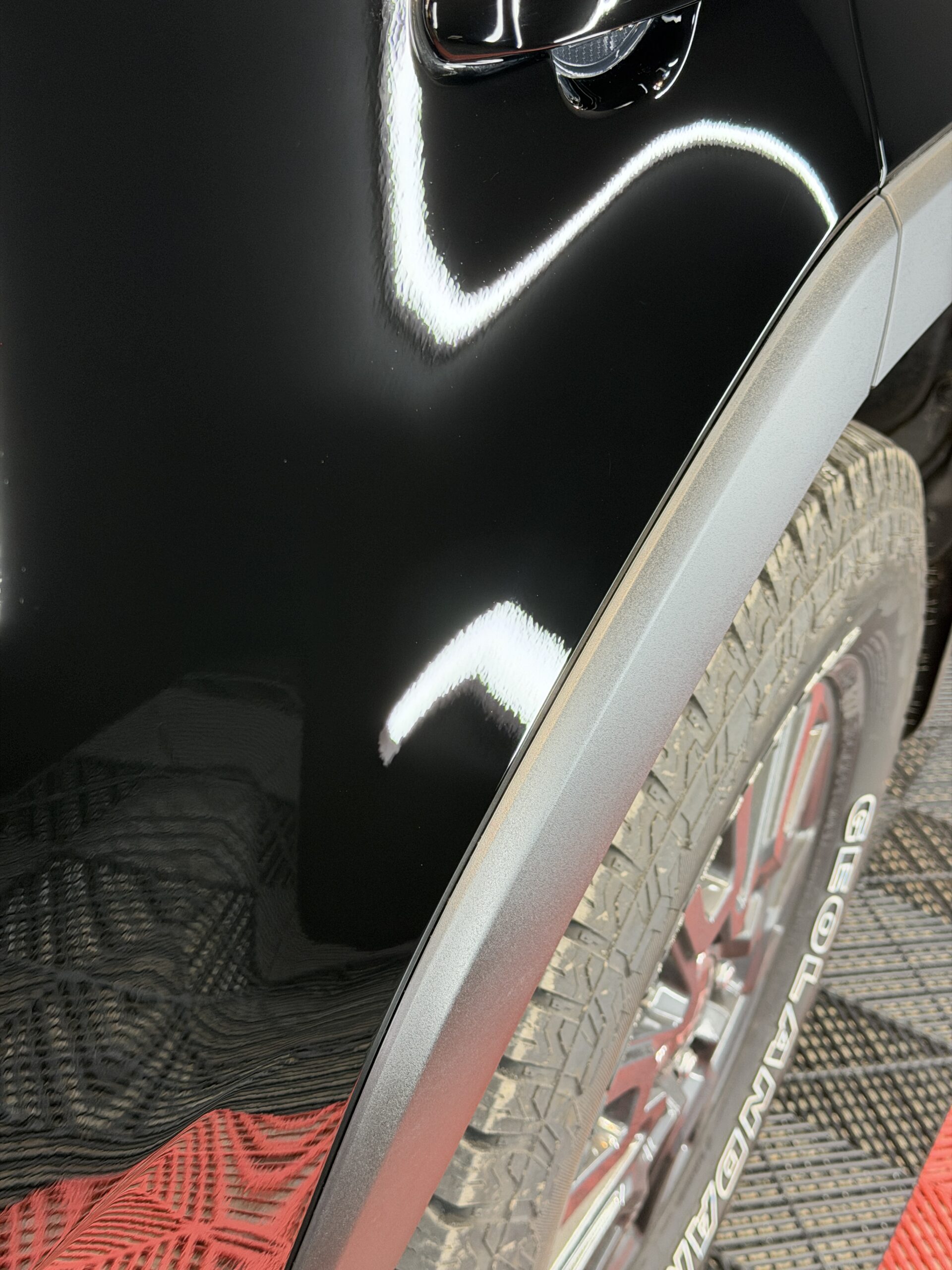 黒い車、特に『202ブラック（ソリッドブラック）』は“気になるポイント”が出やすい色です。