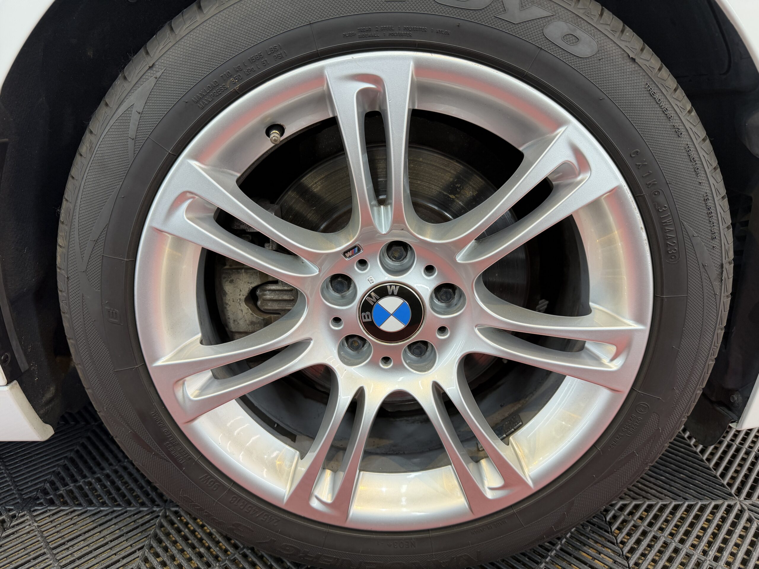 【ホイールの黒い汚れは“ブレーキダスト”｜放置すると落ちにくくなる理由】